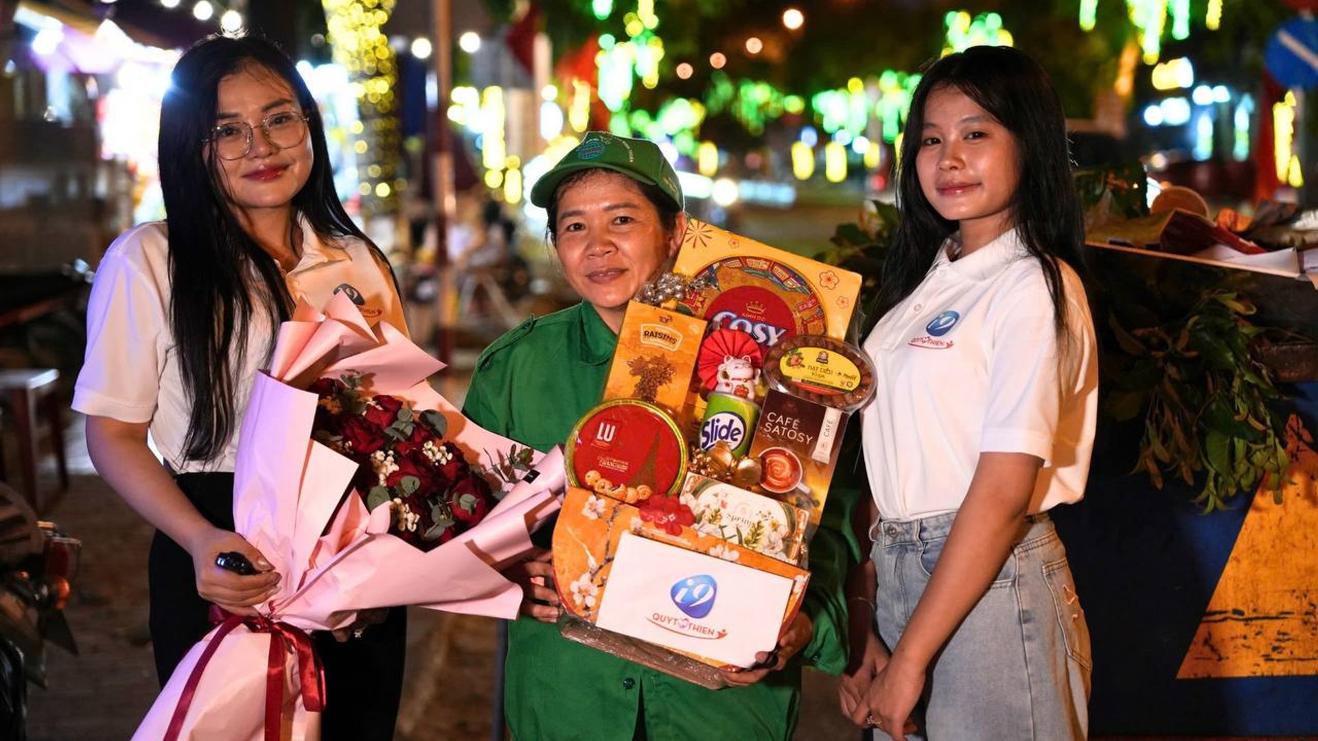 Sân vận động bóng đá với khán giả sôi động, biểu tượng ji88bet